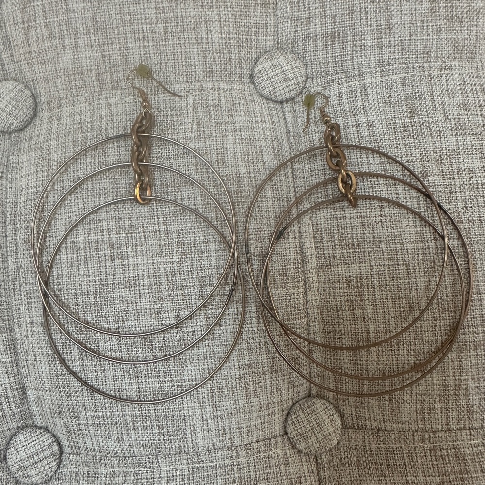 Twisted Silver Kiss Earrings in Brass color
